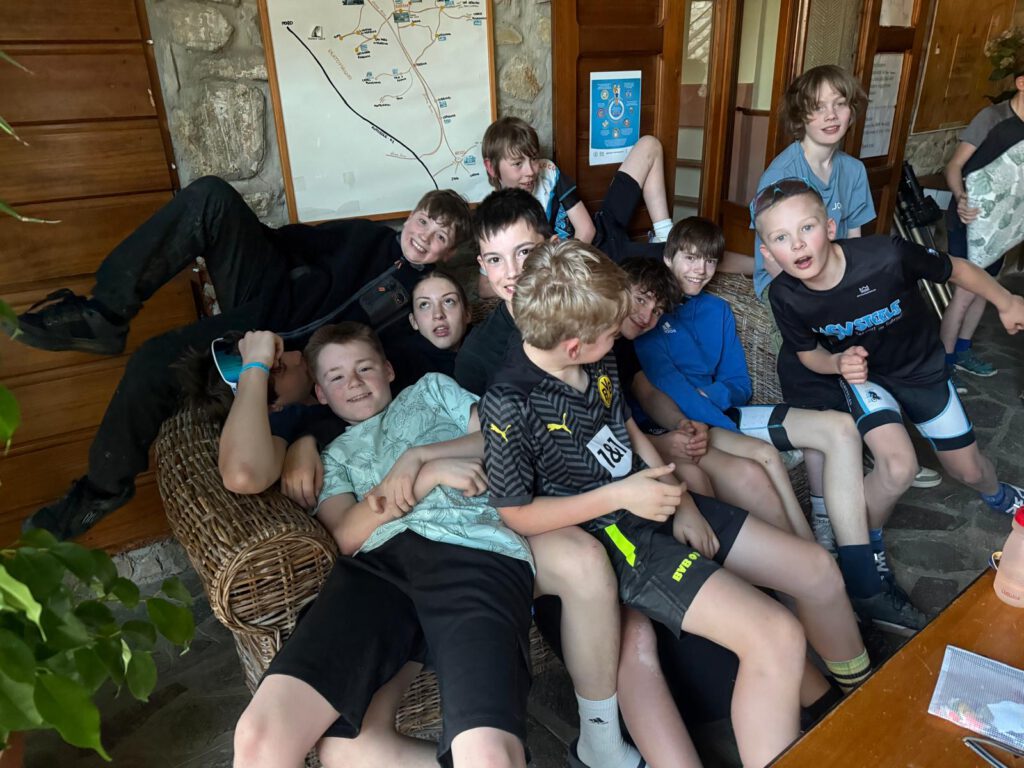 Eine Gruppe von Jugendlichen entspannt sich fröhlich in einem Trainingslager in der Toskana. | © Name