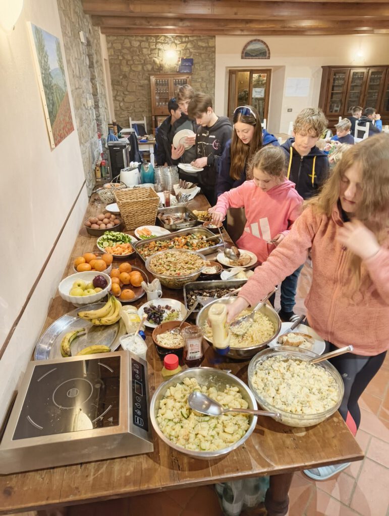 Gruppenteilnehmer des MSV Essen-Steele genießen ein reichhaltiges Buffet während ihres Trainingslagers in der Toskana.