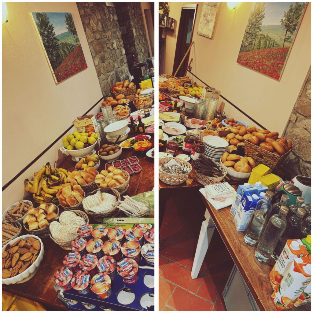 Ein reichhaltiges Frühstücksbuffet mit Obst, Brötchen und Getränken erwartet die Teilnehmer des Trainingslagers in der Toskana.