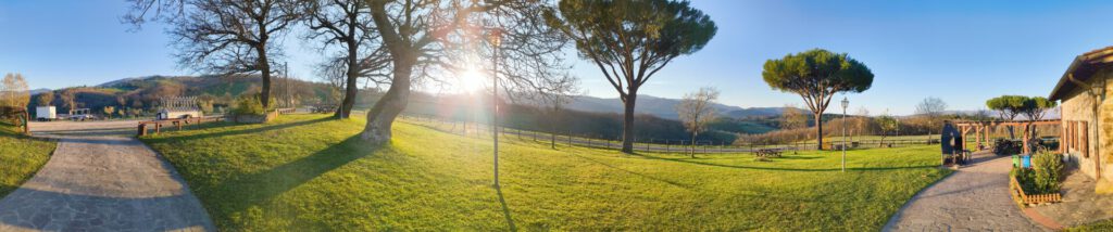 Ein sonniger Blick auf die malerische Landschaft während des Trainingslagers in der Toskana, perfekt für Mountainbike-Enthusiasten.
