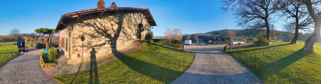 Ein wunderschöner Blick auf das Trainingslager in der Toskana, umgeben von sanften Hügeln und strahlendem Sonnenschein.