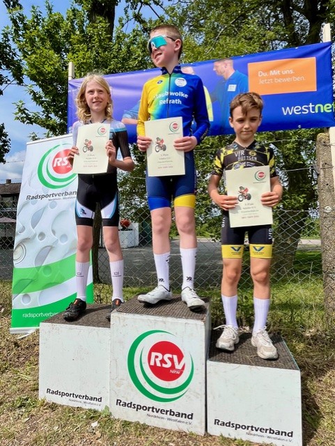 Drei junge Radfahrer stehen stolz auf dem Podium der Landesmeisterschaft in Rees und halten ihre Urkunden. | © Name
