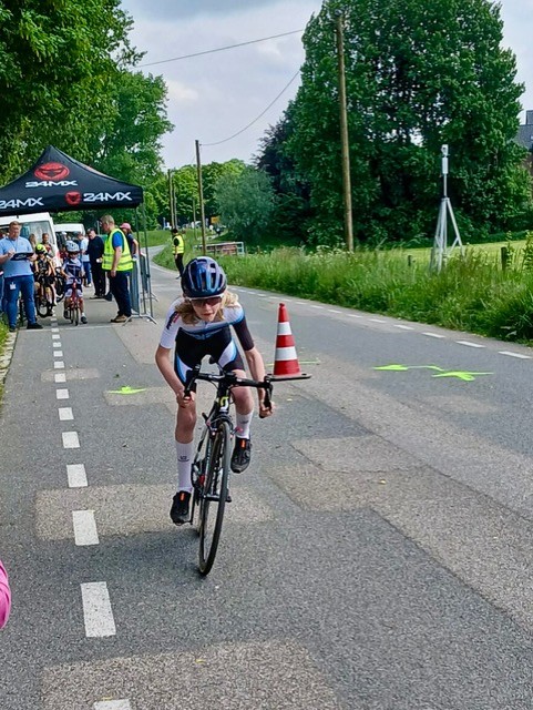 Ein junger Radfahrer nimmt an der Landesmeisterschaft in Rees teil und zeigt beeindruckende Fahrtechnik. | © Name