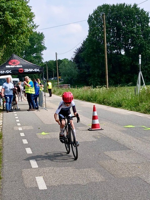 Ein junger Radfahrer nimmt an der Landesmeisterschaft in Rees teil, während Zuschauer am Streckenrand zuschauen. | © MSV Essen-Steele 2011 e.V.