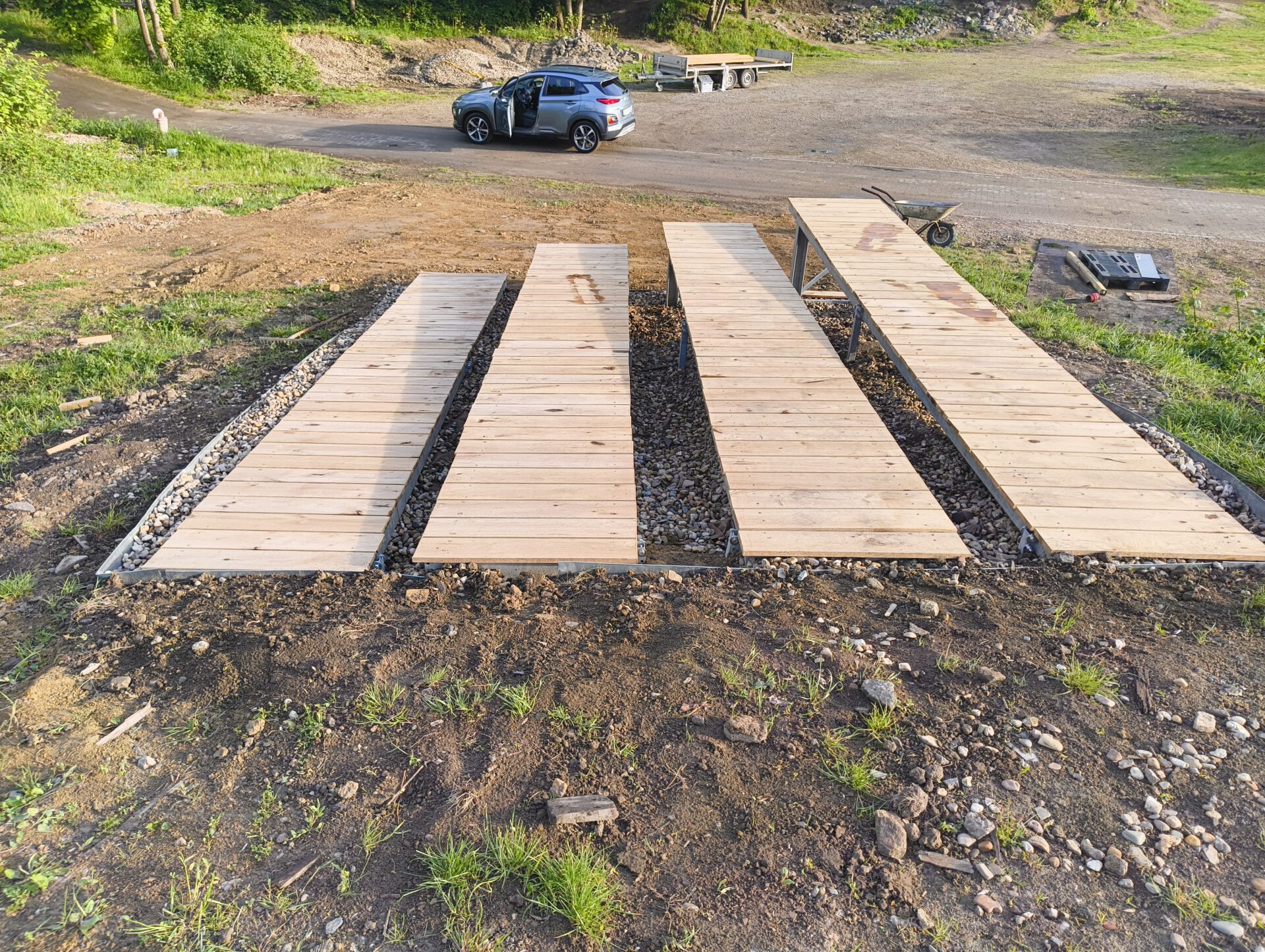 Neue Holzrampen für den Bikepark werden aufgebaut, ideal für aufregende Drops und Mountainbike-Aktivitäten.